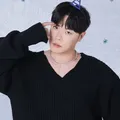Cantor de K-pop é encontrado morto em casa; polícia investiga causa imagem