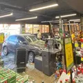 Carro invade supermercado e deixa funcionária ferida na Pituba imagem