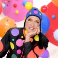 Xuxa lança novo álbum e pode trazer turnê para a Bahia: "Terra incrível" imagem