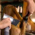 Mulher vai parar na UTI após alisar o cabelo; saiba o que aconteceu imagem