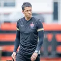 "E agora, Carpini?"  Vitória tropeça em casa e perde para time superado pelo Boston River imagem
