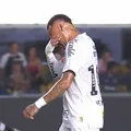 Em lágrimas, Neymar sente nova lesão e é substituído em jogo do Santos imagem