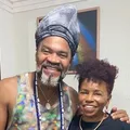 Emocionado, Carlinhos Brown elogia Wanda Chase: “uma grande ativista" imagem