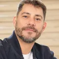 Evaristo Costa relata experiência no Carnaval de Salvador: “Apanhei” imagem