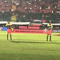 Ex-meia Jackson recebe homenagem no Barradão após superar AVC imagem
