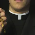 Falso agente da CIA é preso vestido de padre em Goiás imagem