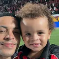 Filho de Matheuzinho, JP lidera festa da torcida do Vitória; assista imagem