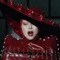 Lady Gaga apareceu! Cantora é flagrada fora de hotel no Rio; veja vídeo imagem