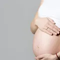 Número de filhos por mulher chega menor patamar da história, diz IBGE imagem