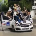 Grupo de encapuzados vandaliza carros e ruas no interior da Bahia imagem