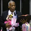 Isidório defende uso de bebê reborn, mas alerta: "Sem importunar o SUS" imagem