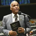 Isidório manda recado para Trump em inglês: "Sou o doido da Bahia" imagem