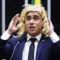 Justiça condena Nikolas Ferreira por ato transfóbico no Dia da Mulher imagem