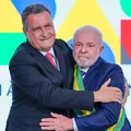 Lula ganha camisa de time baiano e posa para foto; confira imagem