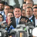 Após ameaça de prisão, Bolsonaro se nega a falar com imprensa imagem