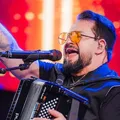 Marrone bate a cabeça ao cair durante show; saiba detalhes imagem