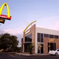 McDonald's proíbe adolescentes em unidade; saiba o motivo imagem