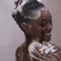Muitos banhos pode ser ruim para a saúde? Veja o que diz dermatologia imagem