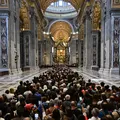 Multidão se despede do papa Francisco na Basílica de São Pedro imagem