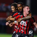 Na raça! Vitória supera expulsão e vence o Vasco de virada no Barradão imagem