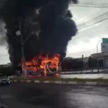 Ônibus BRT pega fogo em frente a shopping de Feira de Santana imagem