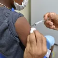 Pais serão multados por não vacinarem filhos; entenda imagem