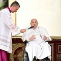 Papa Francisco faz nova aparição surpresa no Vaticano imagem