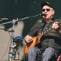 Paralamas e Maneva se encontram no 'Conversa Brasileira' neste domingo imagem