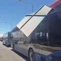 Placa do Aeroporto de Salvador cai sobre ônibus; Veja vídeo: imagem