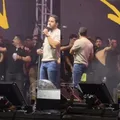 Confusão em palco: prefeito de cidade baiana tentou alcançar dupla famosa imagem