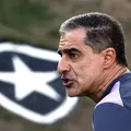 Renato Paiva é xingado de 'burro' pela torcida do Botafogo; assista imagem