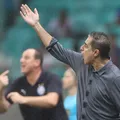 Renato Paiva aplaude torcida do Bahia na Fonte Nova; assista imagem