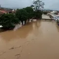 Rio transborda e famílias ficam desabrigadas em Santo Amaro imagem