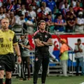 “Se fosse peteleco ele teria expulsado”, ironiza Thiago Carpini imagem