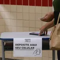 Uso de celular em cabine de votação pode passar a ser crime imagem