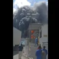 VÍDEO: incêndio de grandes proporções atinge galpão em Simões Filho imagem