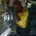 Veja momento que rodoviário é esfaqueado em ônibus: "Não queria morrer" imagem