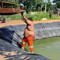 Vídeo: Homem fica preso em lagoa e só consegue sair com reboque imagem