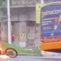 Vídeo: Motocicleta explode após colisão com micro-ônibus no Lobato imagem