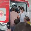 Vídeo: apoiadores rezam Pai Nosso ao ver Bolsonaro em ambulância imagem