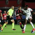Vitória perde para o Flamengo e segue sem vencer no Brasileirão imagem