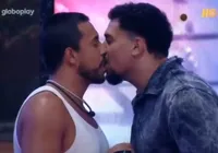 BBB 25: vídeo de beijão entre Vinícius e Maike viraliza nas redes imagem