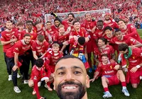 Banho de champanhe em Salah gera polêmica no Liverpool: "Desrespeito" imagem