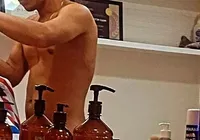 Barbearia nudista: homens buscam por "brotheragem" em salão de beleza imagem