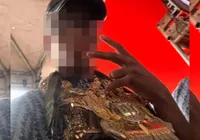 'Boca de 09' usa corrente de líder do CV e faz sinal da facção em foto imagem