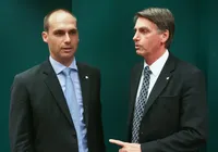 Bolsonaro tentou, mas não convenceu Eduardo a voltar para o Brasil imagem