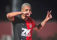 Vitória recusa proposta milionária por atacante Janderson