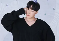 Cantor de K-pop é encontrado morto em casa; polícia investiga causa imagem