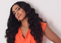 Cantora Letícia sobe ao palco do Colaboraê, no Rio Vermelho