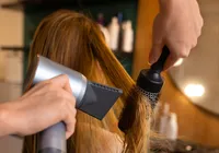 Mulher vai parar na UTI após alisar o cabelo; saiba o que aconteceu imagem